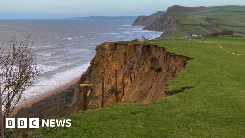 Eype rock fall: Cliff on South West Coast Path collapses - BBC News