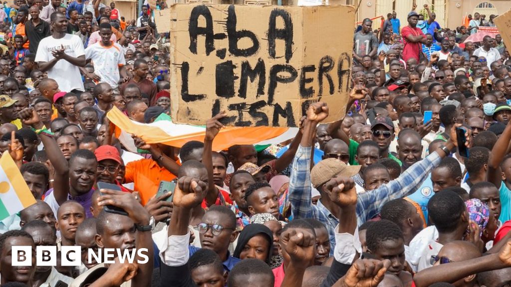 Хиляди хора излязоха по улиците на столицата на Нигер, Ниамей,