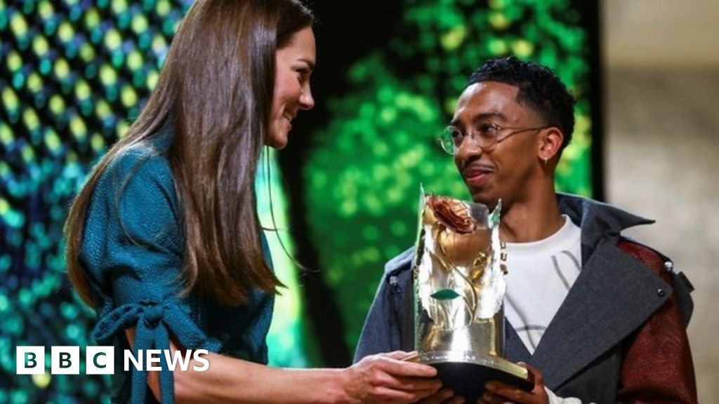 Kate presents award for rising stars in fashion