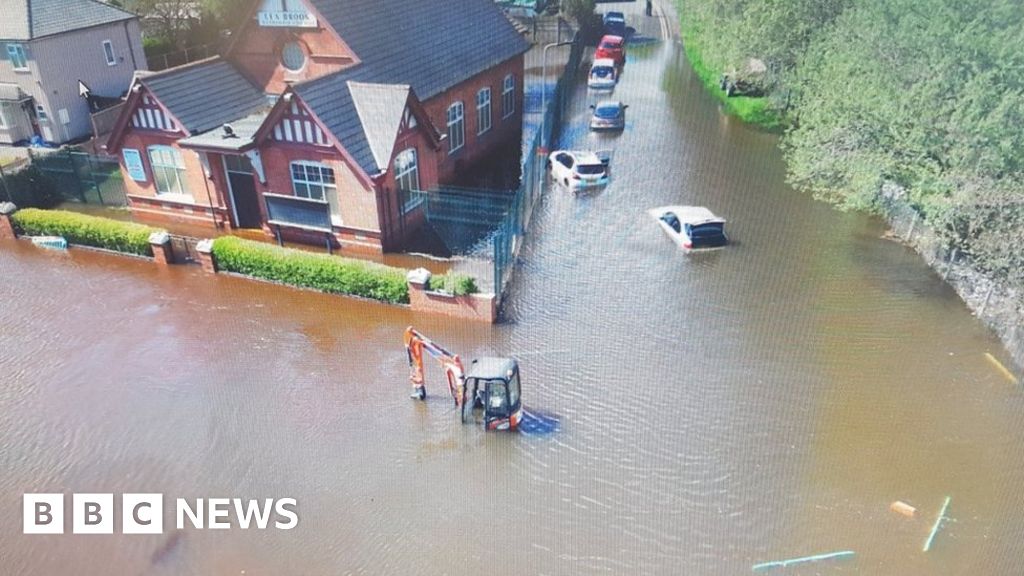 Ушли городок. Британию затопило. Британия уйдет под воду. Волна затопила городок. Затопило красивое место до и после.