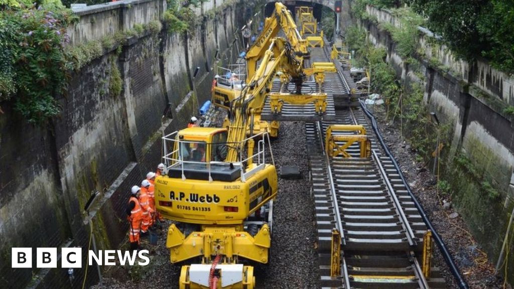 Main Bristol to Bath rail line closed for electrification work BBC News