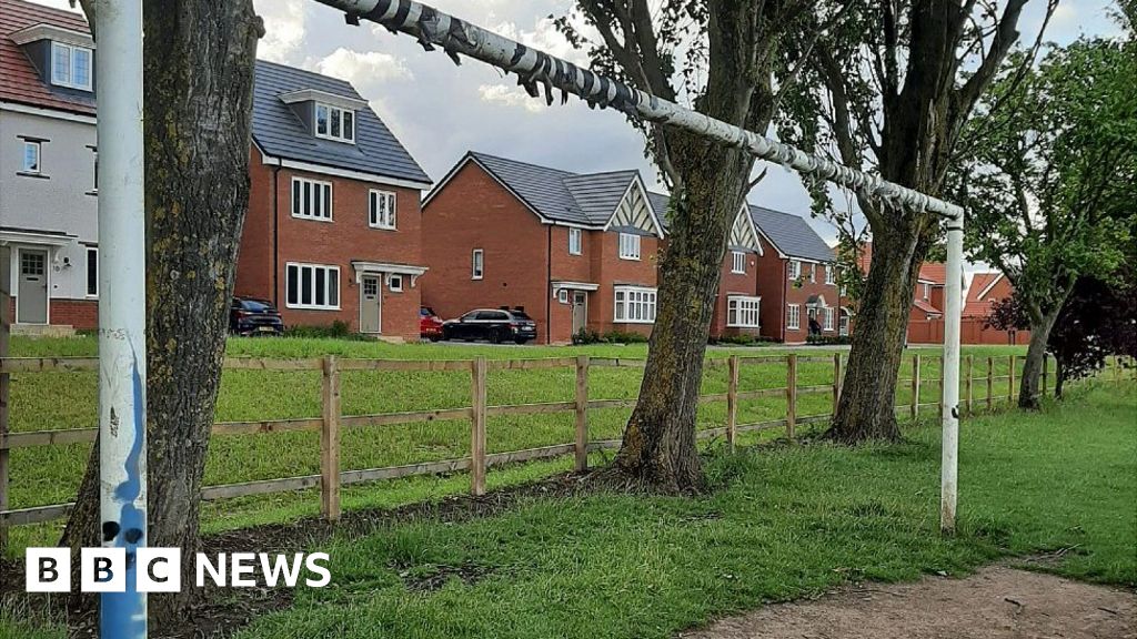 Ruddington: Confusion over decision to remove net from goalposts - BBC News