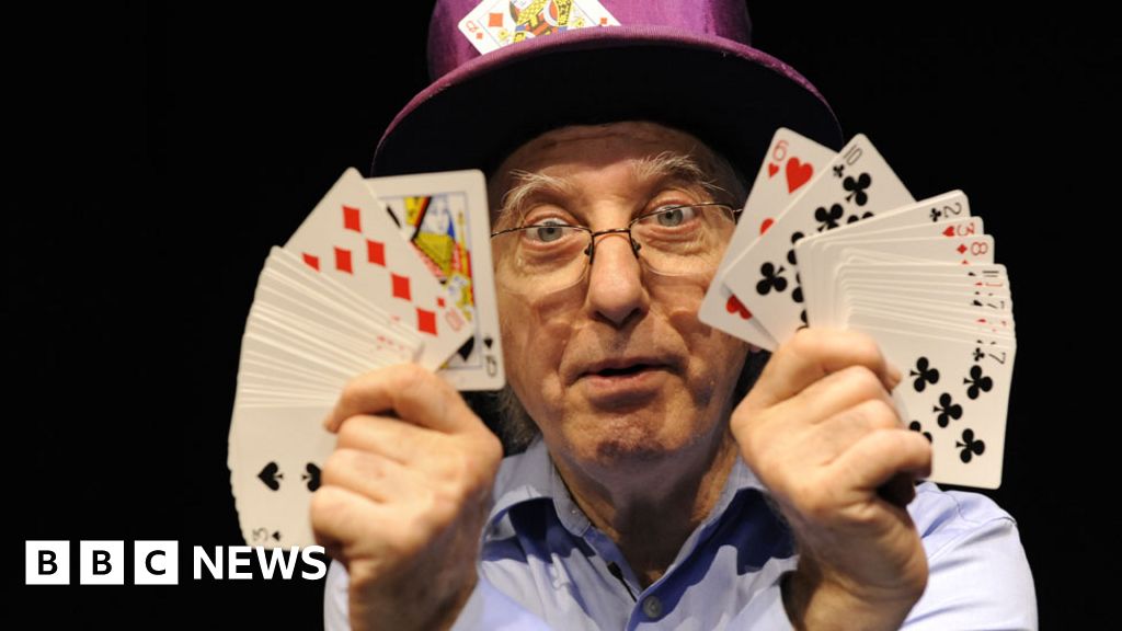 BBC World Service - The Evidence, How magic tricks reveal how we think
