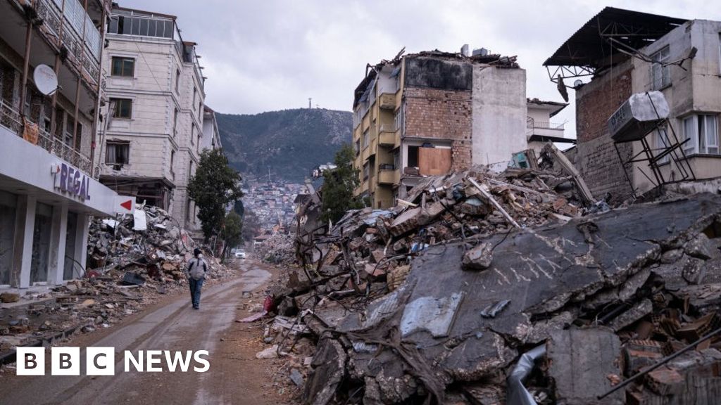 Türkiye depremi: Yeni artçı şok insanları enkaz altında tutuyor