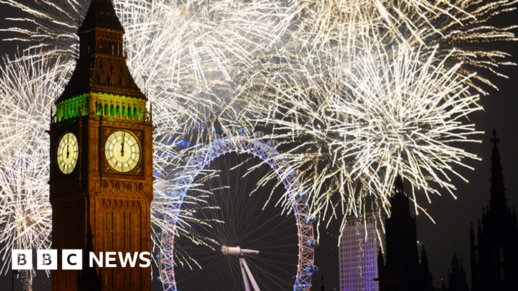 360 video: London New Year's Eve fireworks - BBC News