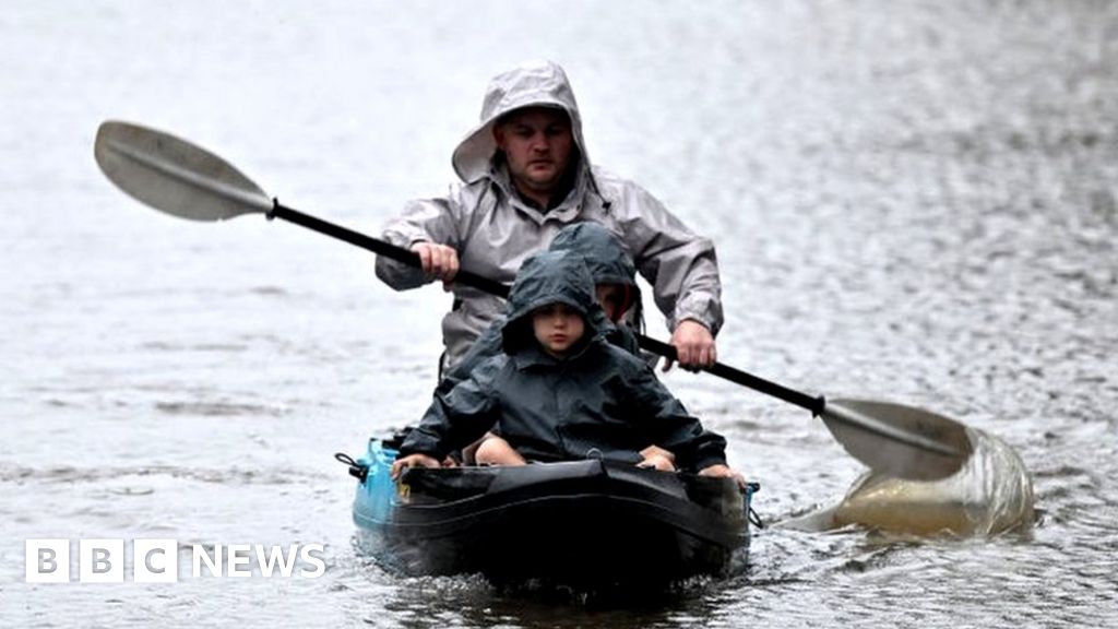 australia-floods-put-50-000-on-evacuation-alert-bbc-news