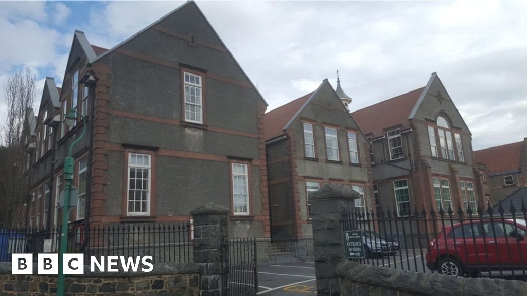 Covid Guernsey schools remain closed as cases exceed 230 BBC News