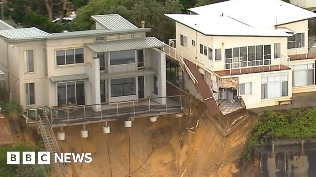 Climate change: Coastal erosion 'to threaten more Australian homes' - BBC News