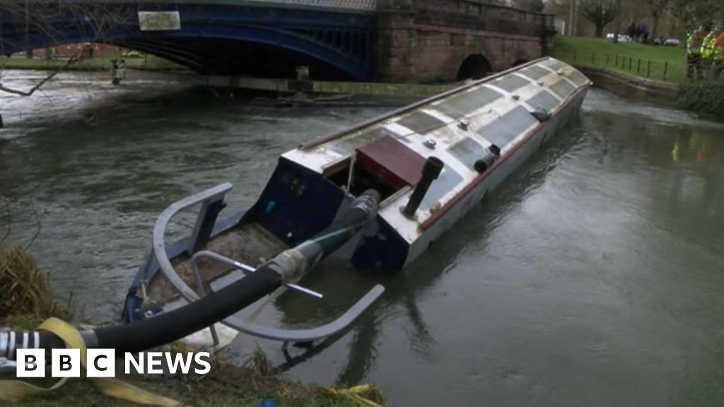 Stranded Oxford narrow boat 'deliberately untied' before crash BBC News