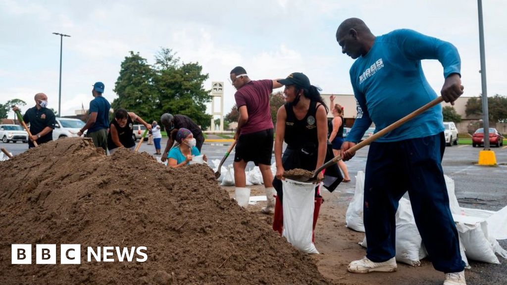 Thousands told to evacuate Gulf Coast as Hurricane Laura nears BBC News