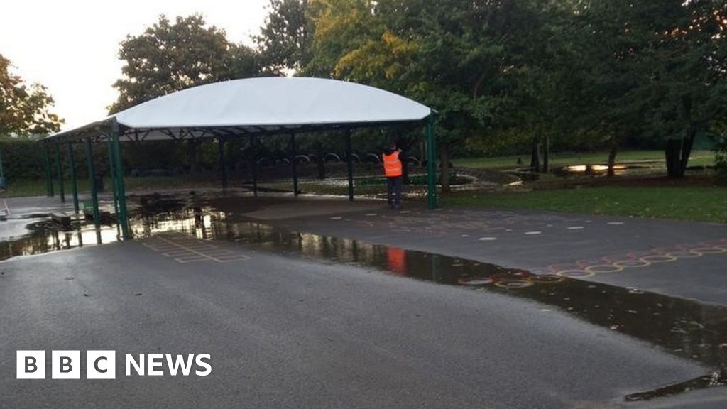 Larkrise Primary School closes because of sewage leak - BBC News