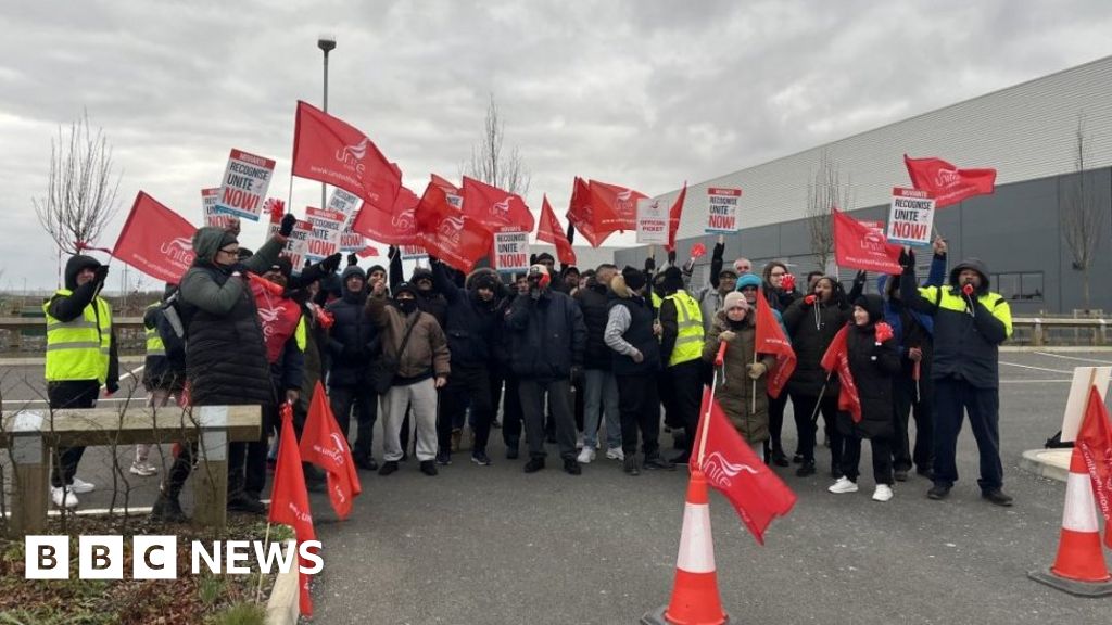 Mitarbeiter des Movianto Medical Depot haben in Kempston einen fünftägigen Streik begonnen