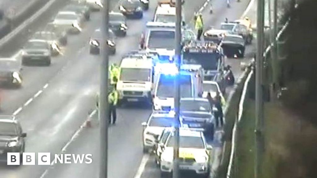 Delays after multi-vehicle M8 crash at Glasgow Airport - BBC News