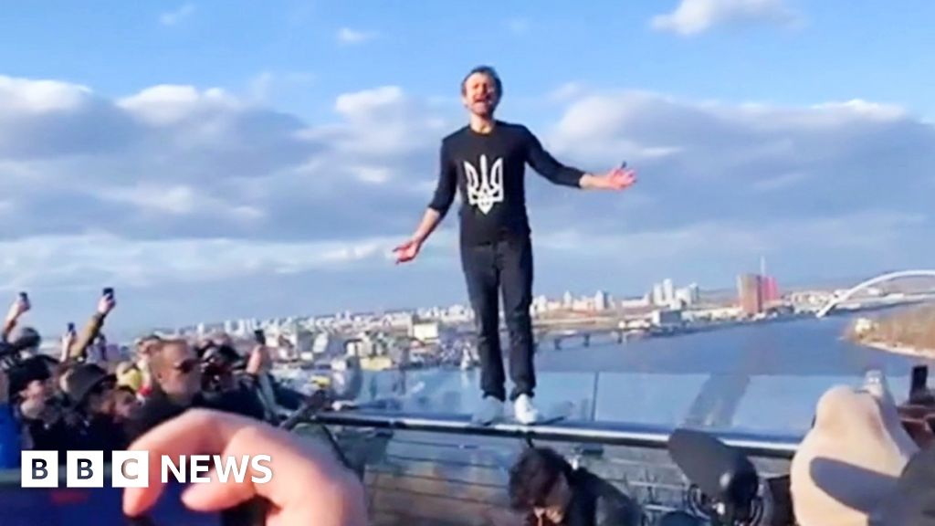 Ukraine crisis: Rock star holds impromptu solidarity concert in Kyiv