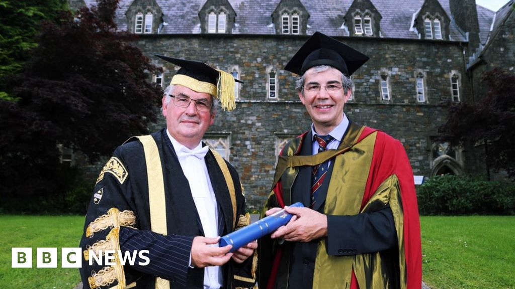 Syria war surgeon David Nott gets honorary degree 