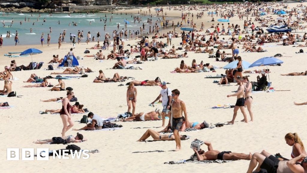 Coronavirus: Police take action on Bondi Beach crowds