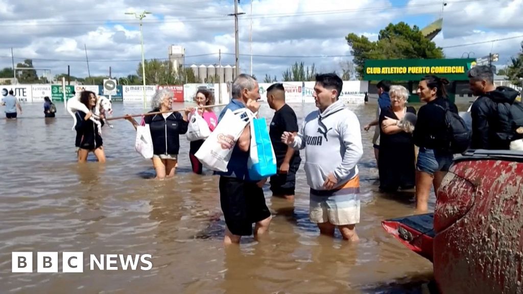 Bahía Blanca: Residents flee homes in flooded Argentine city