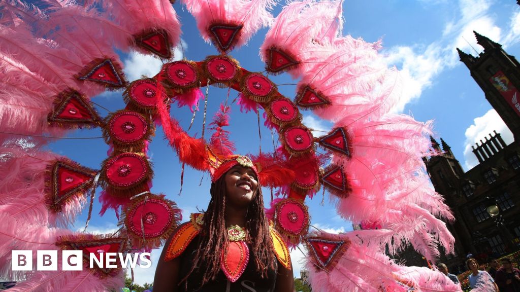 Edinburgh swings to Jazz Festival Carnival parade BBC News