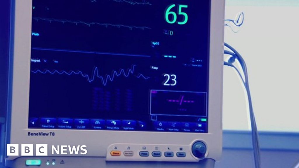 Heart attack test 'halves A&E visits' BBC News