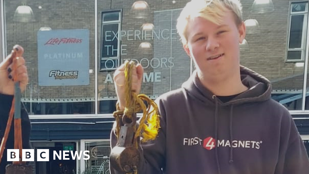 Magnet fisherman in Chelmsford praised for river finds - BBC News