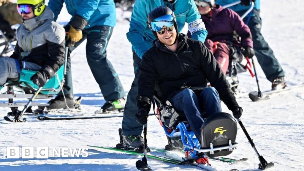 Harry probeert snowboarden uit tijdens een trainingskamp van de Invictus Games in Canada