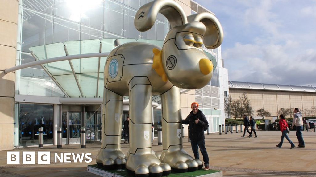 Giant robot Gromit sculpture shipped to Bristol BBC News