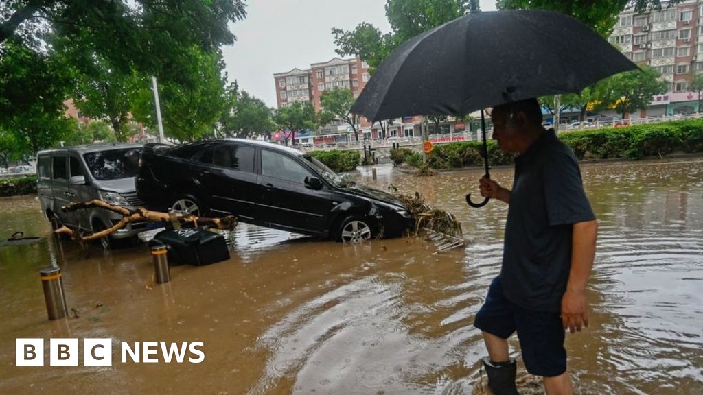 Буря Doksuri: Двама загинали, докато Пекин е разтърсван от широко разпространени наводнения