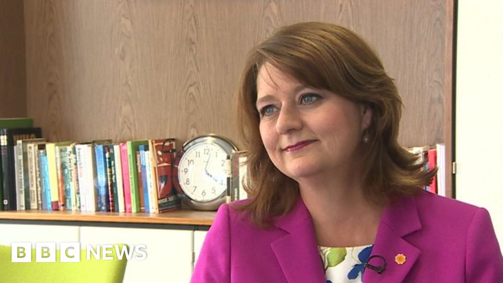 Plaid Cymru leader Leanne Wood to quit in 2021 if not next FM - BBC News