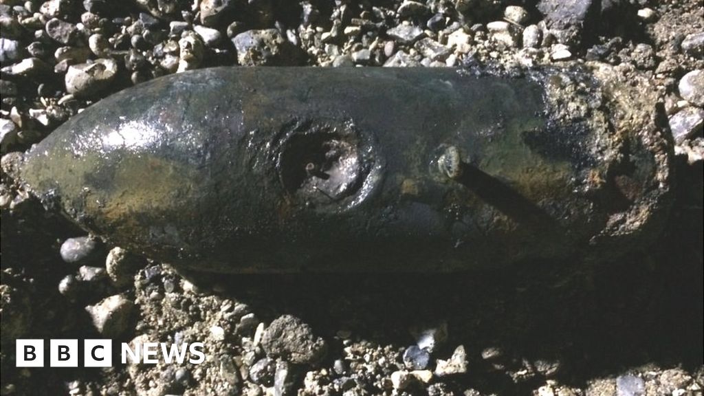 World War Two bomb removed from River Thames and exploded - BBC News