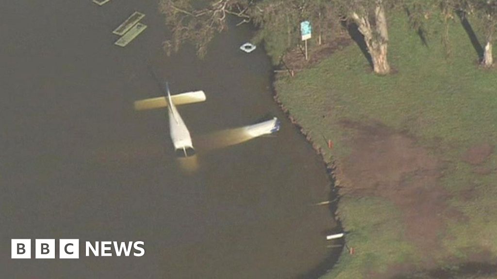 Plane in emergency landing in Sydney golf course lake BBC News