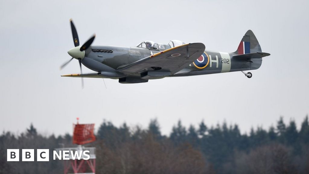 Spitfire flight over Southampton marks 80th anniversary BBC News