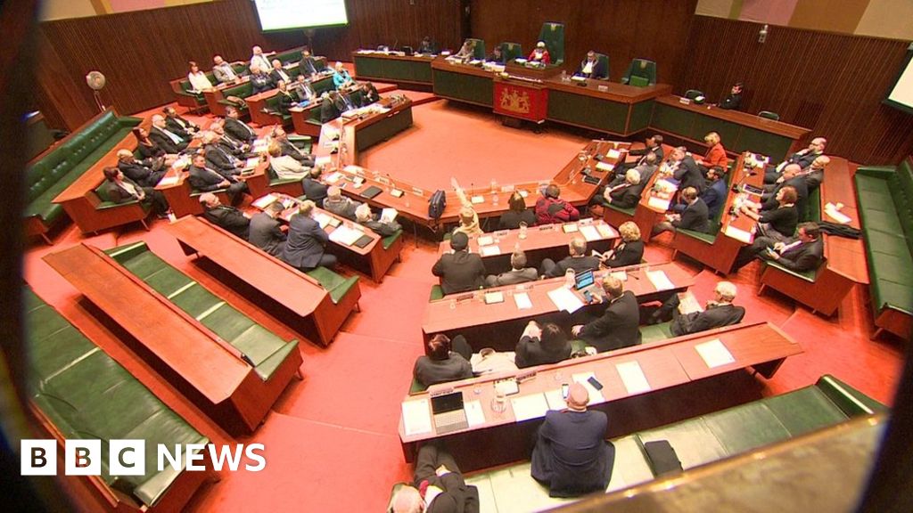 Councillor apologises for Nazi salute during council debate - BBC News