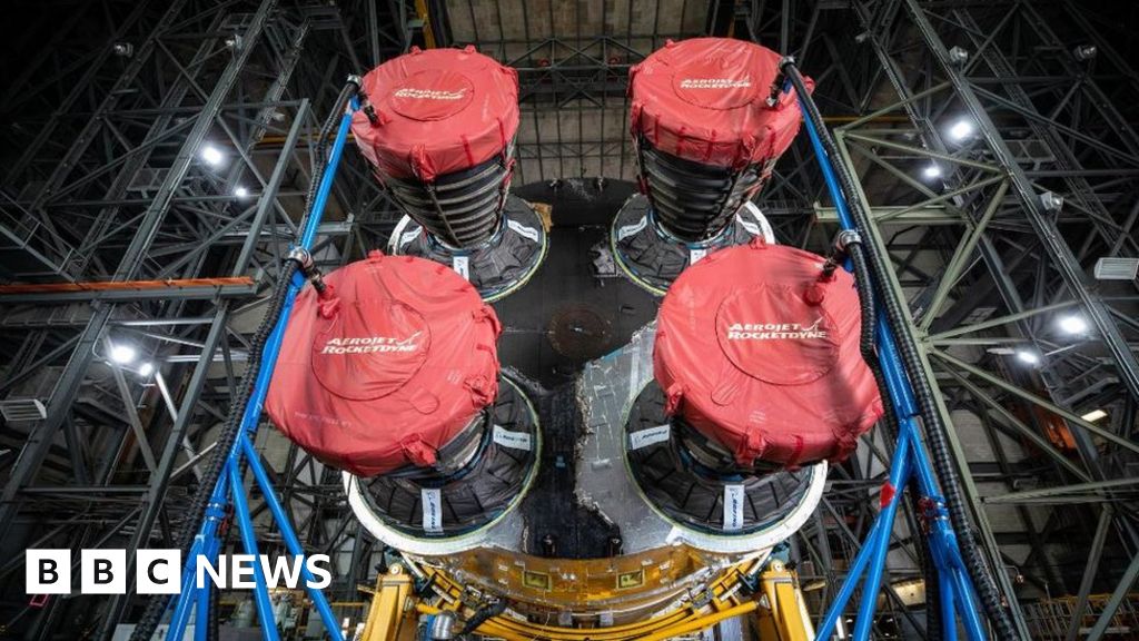 SLS: First view of Nasa's assembled 'megarocket' - BBC News