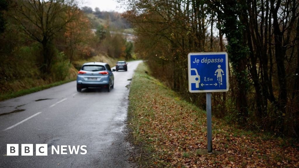 Алекс Бати: Британски тийнейджър, открит във Франция, се завръща в Обединеното кралство