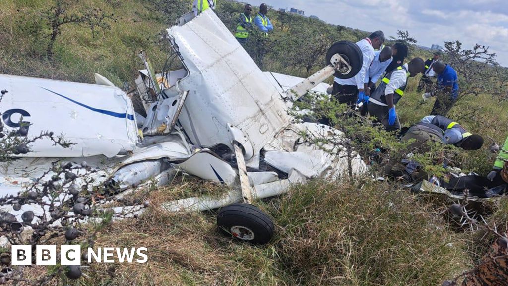 Сблъсък във въздуха в Кения уби ученик пилот и треньор