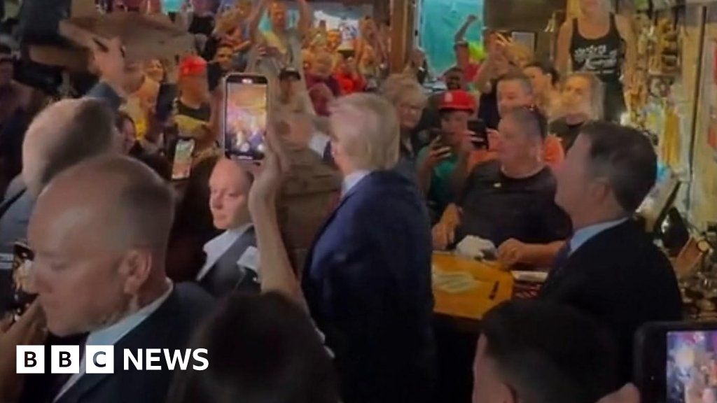 Trump hands out pizza at Iowa pub