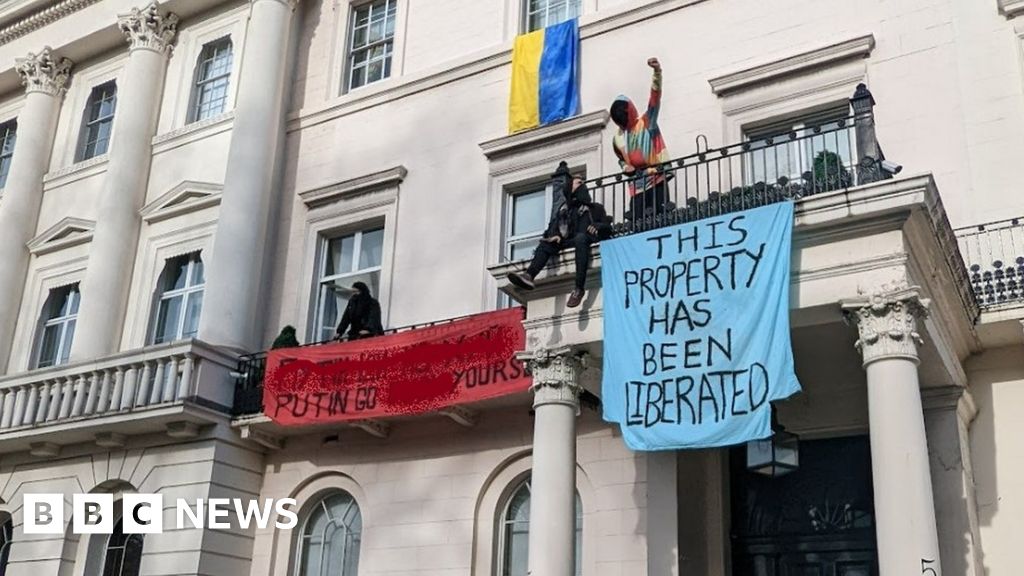 Ukraine: Protesters occupy Russian oligarch's London mansion