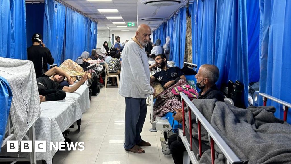 Персоналът в най голямата болница в Газа каза че пациенти и