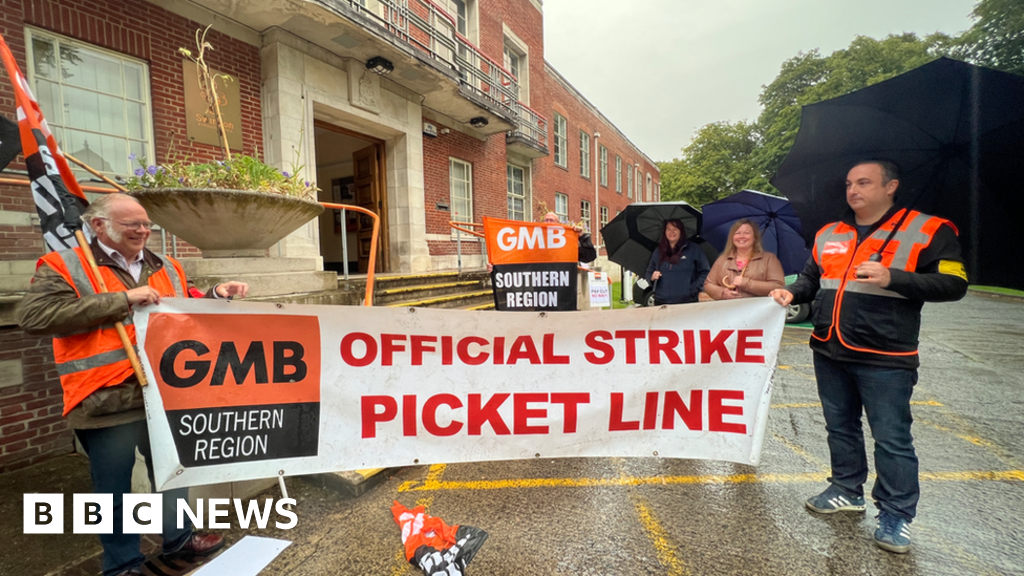 swindon-social-workers-strike-over-unsociable-hours-pay-bbc-news