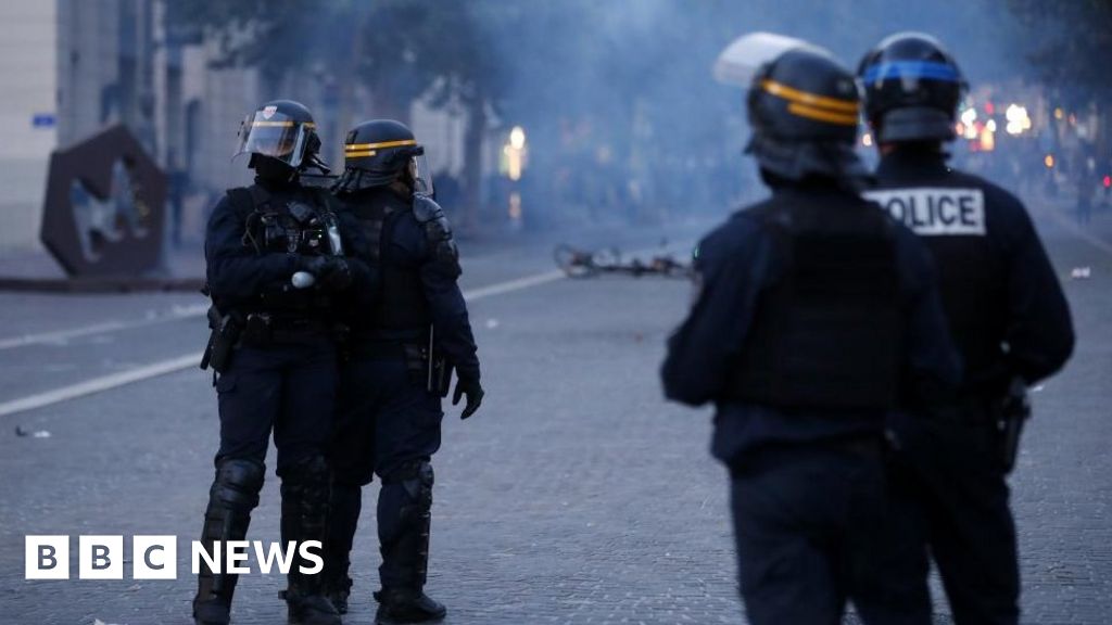 Émeutes de Marseille : les policiers français resteront détenus pour violences armées anti-émeutes