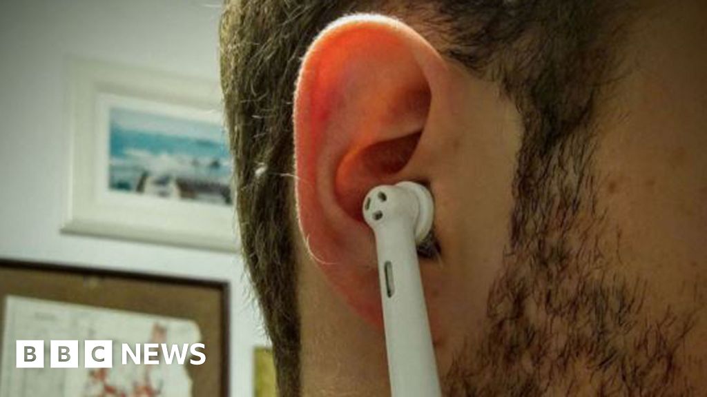 bold problem Ubarmhjertig You think Apple's new Airpods look like toothbrushes, tiny shower heads...  and Snoopy - BBC News