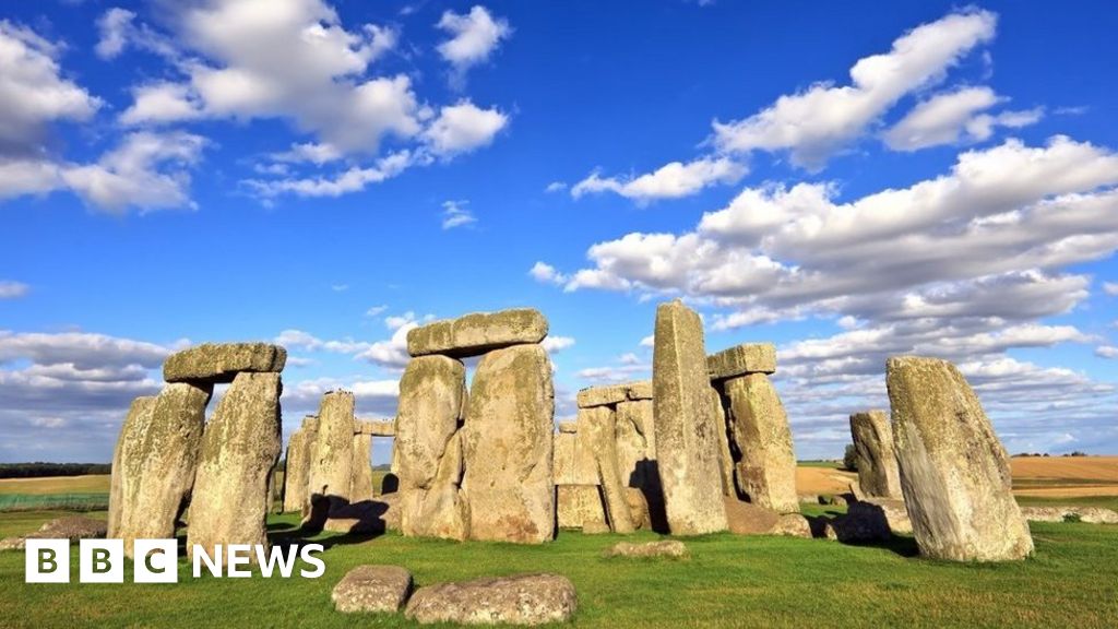 Stonehenge: Preseli stone 'transported over land' - BBC News