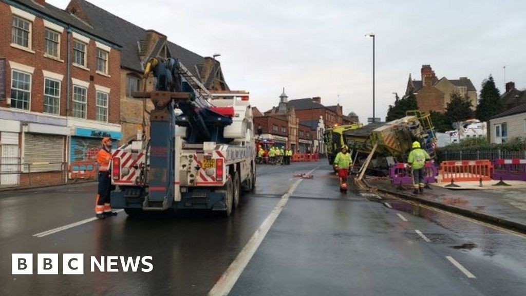 Cement-carrying lorry causes water hydrant to burst in Nottingham 