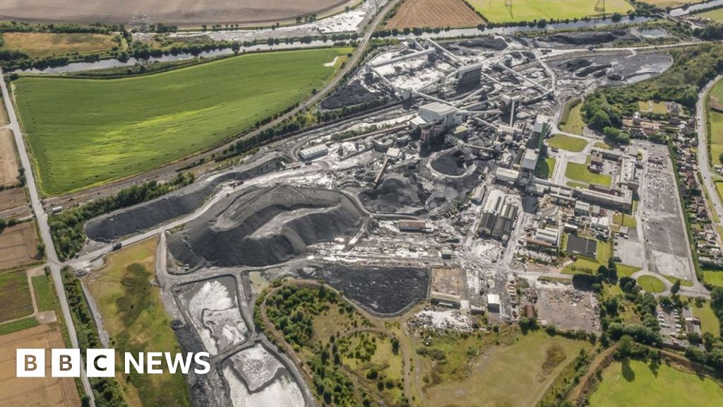 Kellingley mining machines buried in last deep pit - BBC News