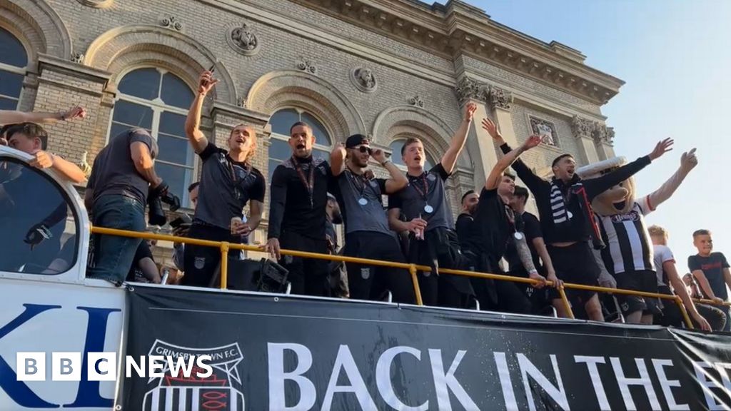 Grimsby Town promoted Fans greet opentop bus tour BBC News