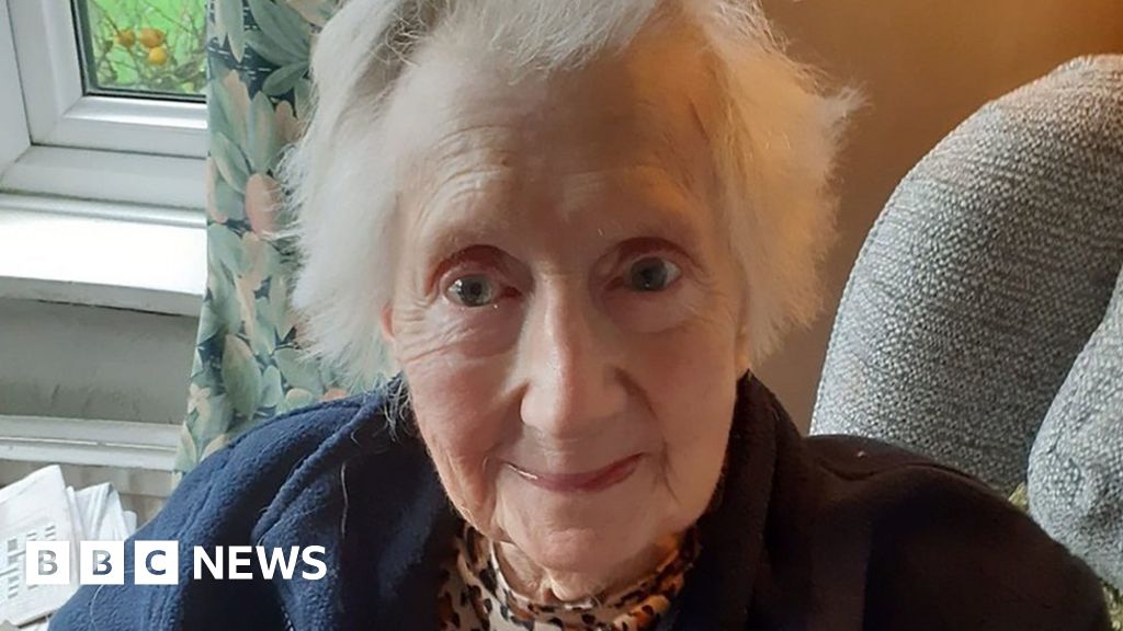 Stockport veteran marks 100th birthday with Gaza fundraiser BBC News