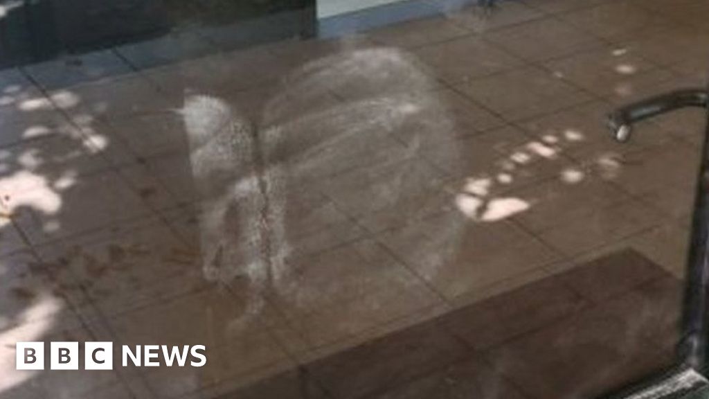 Australian police dust crime scene, uncover bottom print