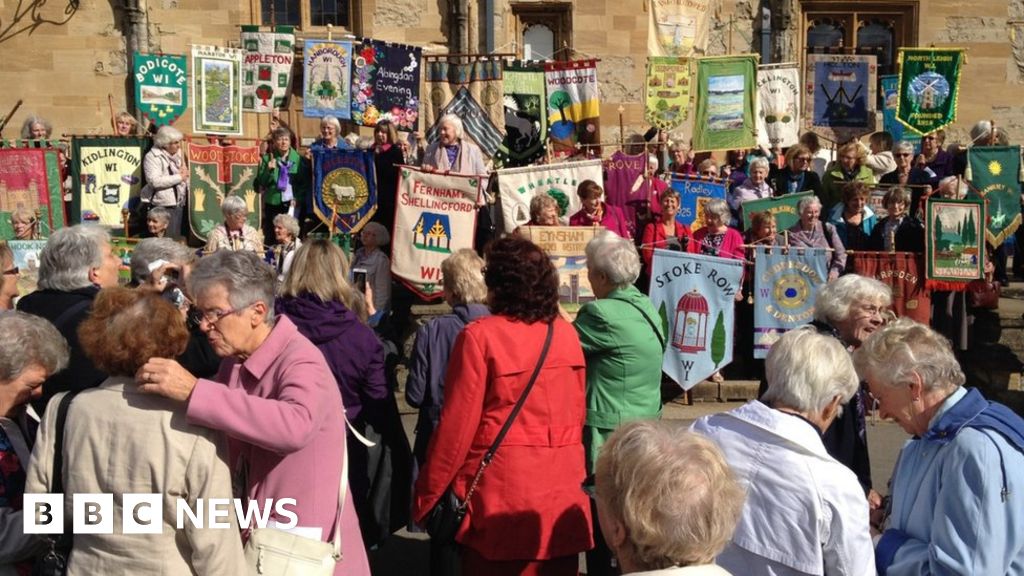 Hundreds gather in Oxfordshire for WI centenary celebrations - BBC News