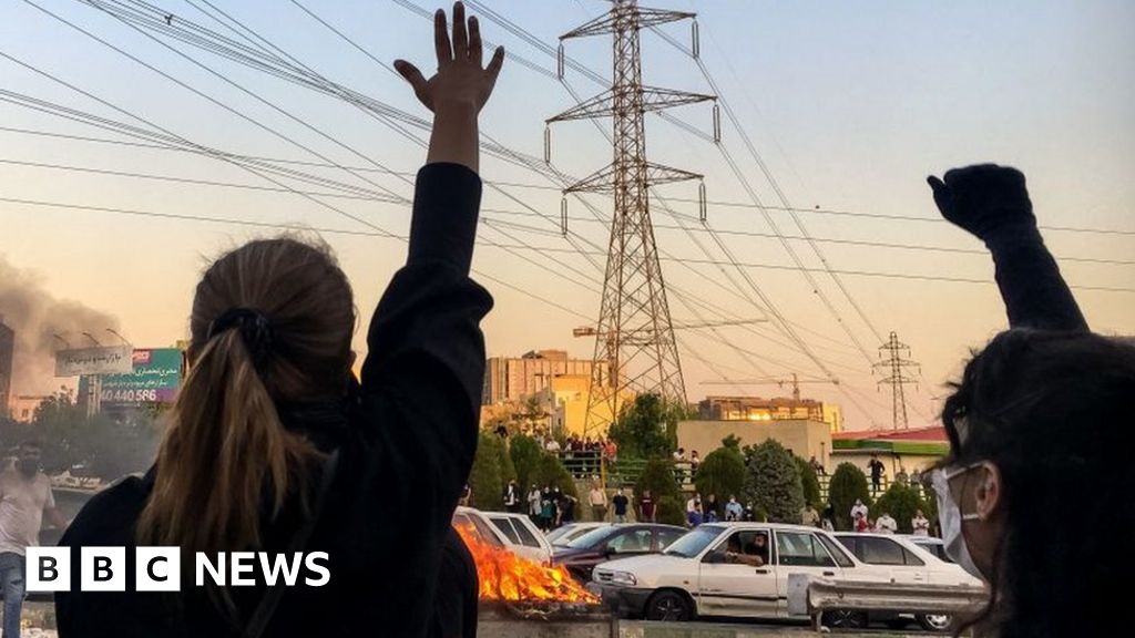 Иранските жени, рискуващи затвора с ежедневен акт на неподчинение