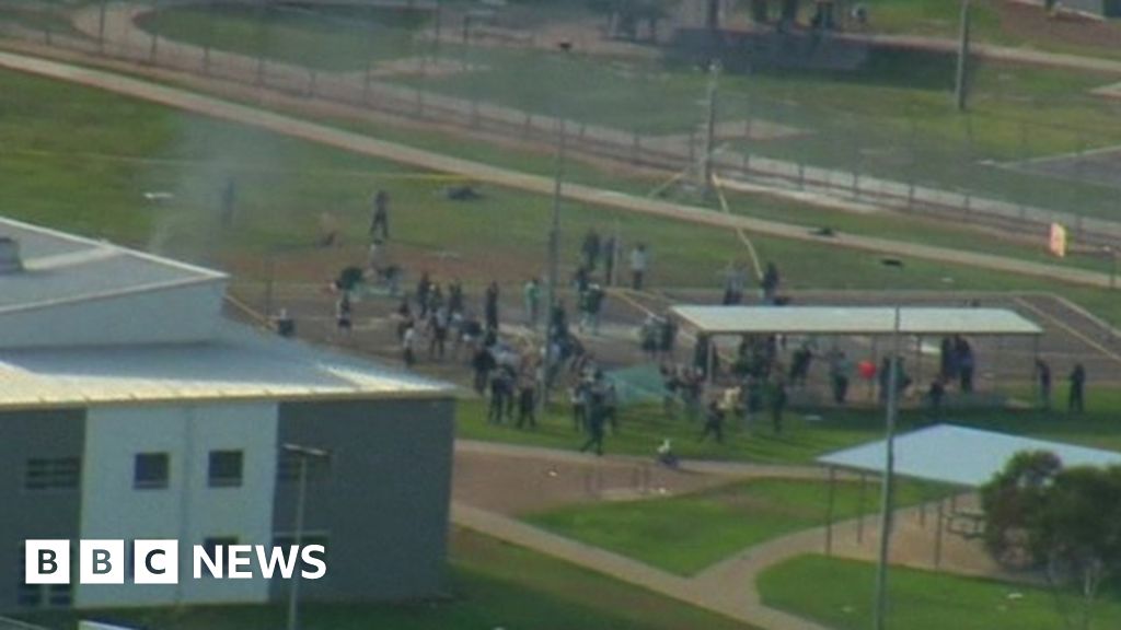 Aerial video shows prisoners rioting at Melbourne facility - BBC News